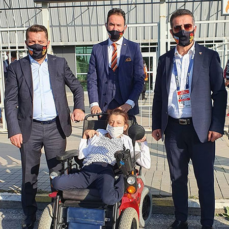 Dernek kurucularımız Ali Kaynar ve Bekir Kaynar’ın Akülü tekerlekli sandalye dağıtımından bazı kareler.
