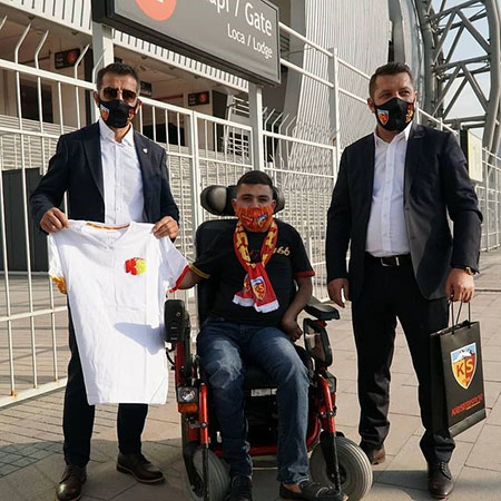 Dernek kurucularımız Ali Kaynar ve Bekir Kaynar’ın Akülü tekerlekli sandalye dağıtımından bazı kareler.