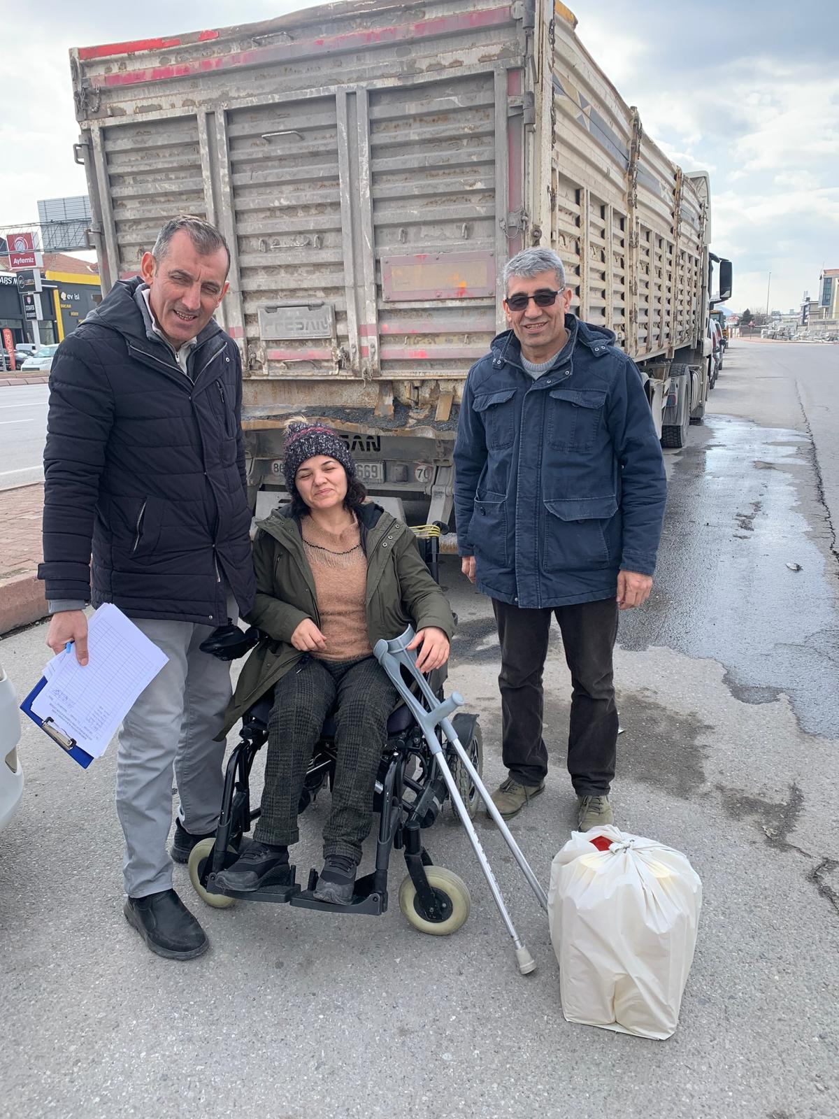 Dernek kurucularımız Ali Kaynar ve Bekir Kaynar’ın Akülü tekerlekli sandalye dağıtımından bazı kareler.