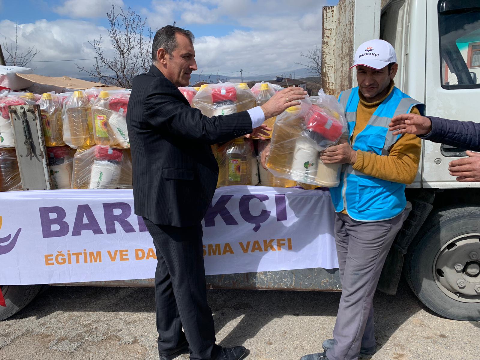 Dernek kurucularımız Ali Kaynar ve Bekir Kaynar’ın Akülü tekerlekli sandalye dağıtımından bazı kareler.
